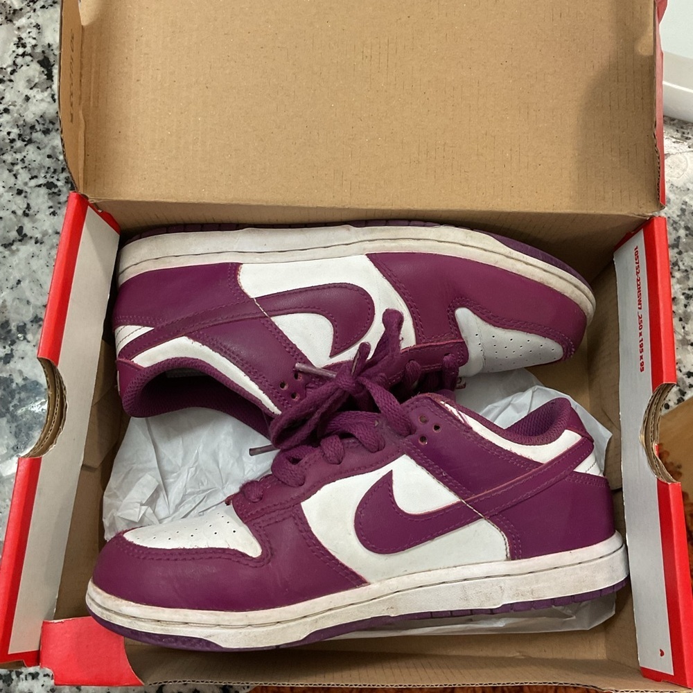 Nike Kids Low-Top Sneakers in White & Magenta - Picture 6 of 7